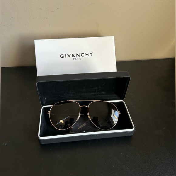 ❌SOLD❌Givenchy Sunglasses - Picture 3 of 10